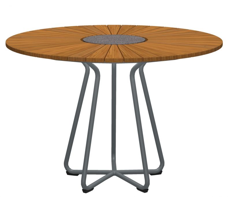 Houe Circle Outdoor Tisch Ø 110 cm mit Teakholzplatte und grauem Metallgestell.